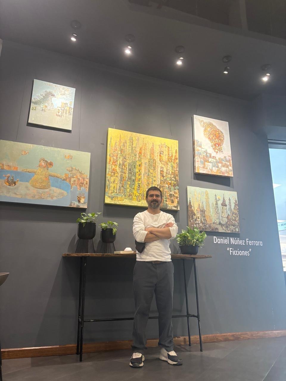Daniel Núñez Ferrara durante el montaje de Ficciones en Breadbox, Galerías Monterrey